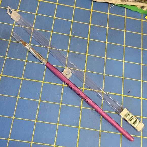 The Creme Shop #6 Round Nail Brush New In Package Fuscia Pink - Picture 1 of 3